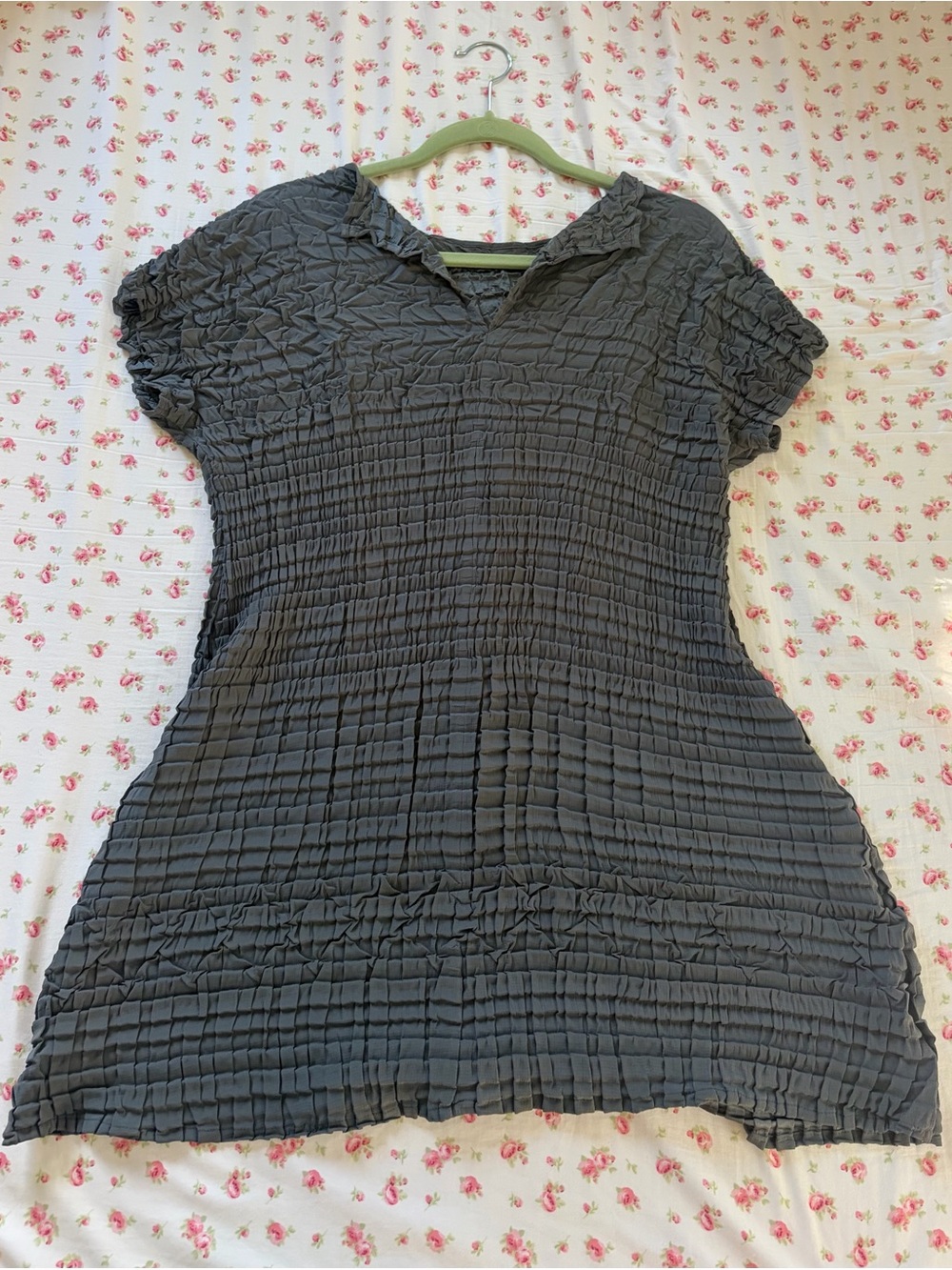 Babette Crinkled Short-Sleeve Tunic Top in Charcoal